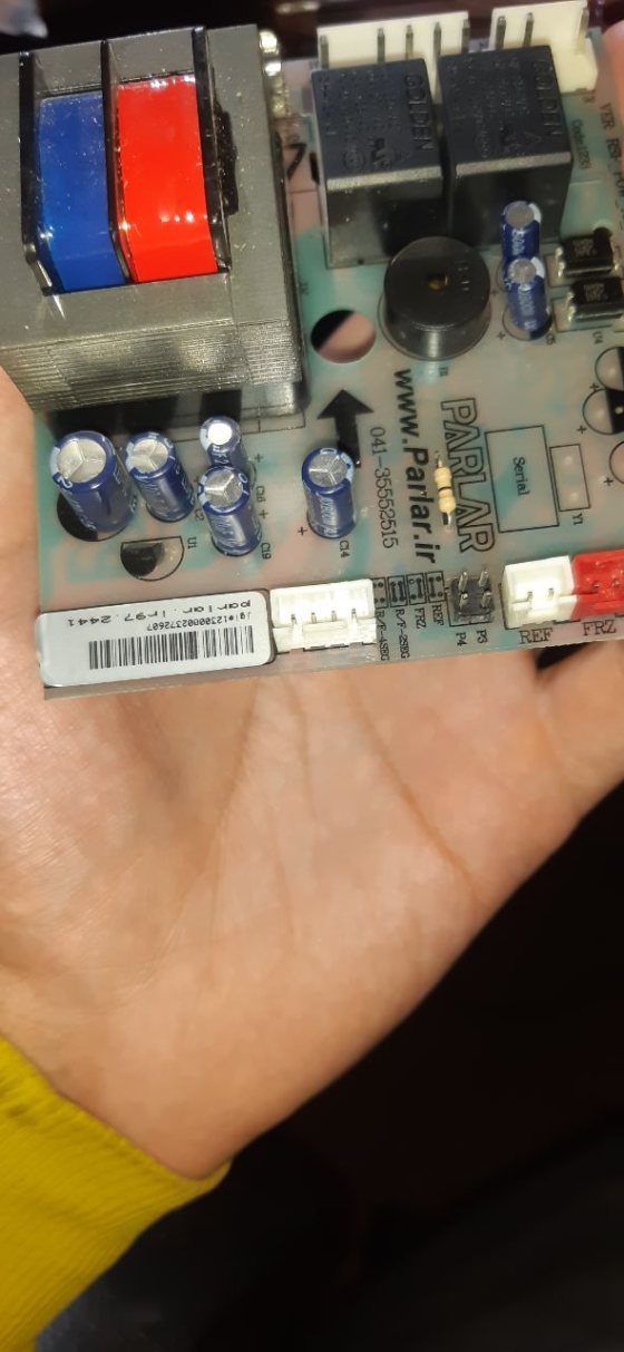 تعمیر برد یخچال به‌صورت قطعه‌به‌قطعه در کارگاه